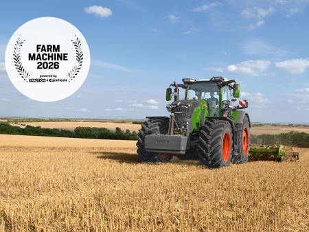 Farm Machine 2026 für den Fendt 800 Vario Ein grüner Fendt 832 Vario im Feldeinsatz, daneben das Logo der Auszeichnung zur Farm Machine 2026 am linken Bildrand