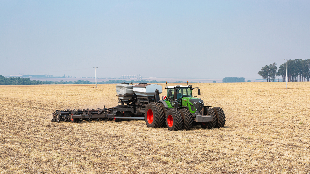 Fendt 900 Vario mit Sämaschine Fendt Momentum