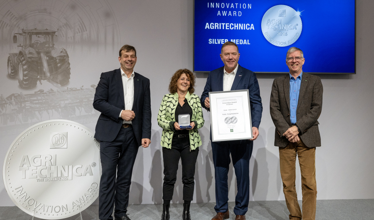 4 people on a stage - Fendt Katana wins Agritechnica Innovation Award