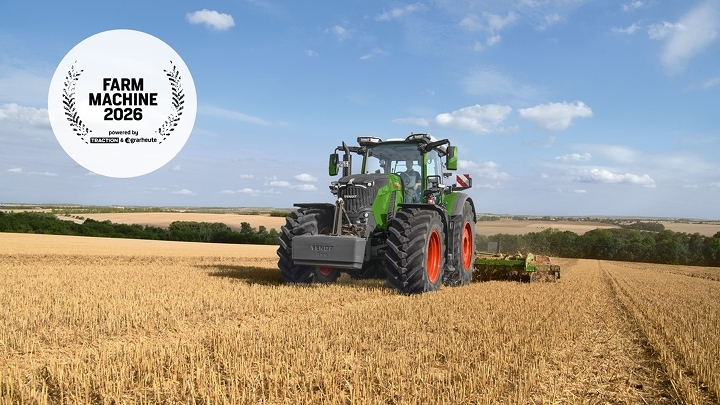 Farm Machine 2026 Auszeichnung für den Fendt 832 Vario Ein Fendt 832 Vario im Feldeinsatz mit dem Logo der Farm Machine 2026 am linken Bildrand
