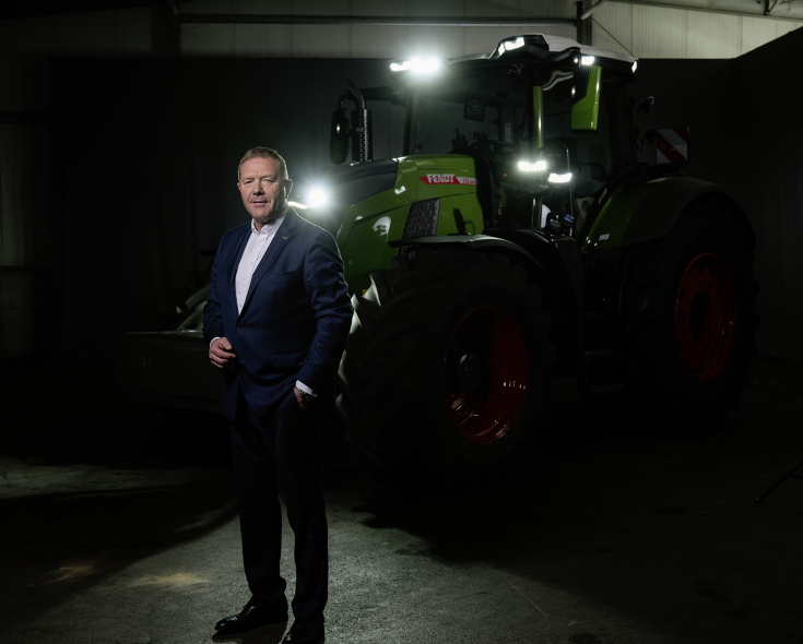 Christoph Gröblinghoff (Vorsitzender der Fendt Geschäftsführung) vor einem Fendt 832 Vario