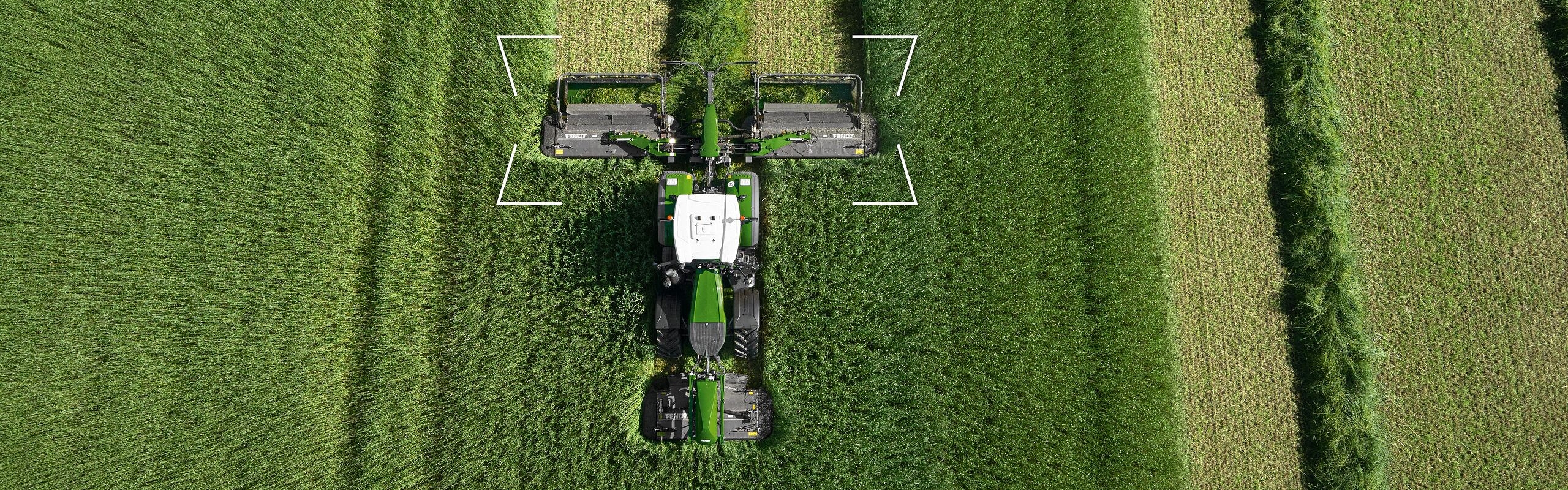 Feld, das gerade gemäht wird, aus der Vogelperspektive mit dem Fendt Faktor Fokus-Element auf dem Fendt Mähwerk