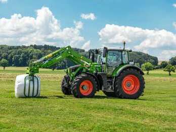 Fendt 700 Vario with Cargo front loader