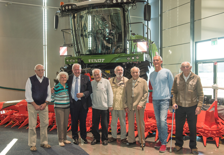 eter-Josef Paffen, CEO of AGCO/Fendt (3rd from left) and Works Council Member Thomas Kosch (2nd from right) with the most senior attendees of the 38th Former Employee Conference