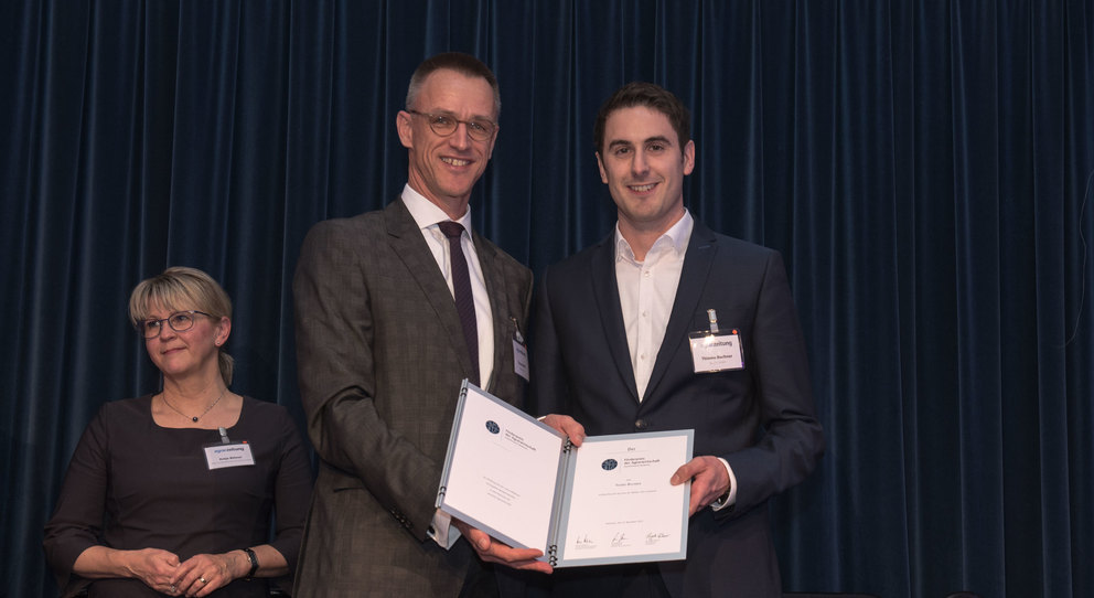 Thomas Wulff, Publishing Director of Agrar- und Fleischmedien of the German publishing house, agrarzeitung + FeedMagazine/Kraftfutter hands over the Agricultural Incentive Award to Thiemo Buchner, Project Manager at Fendt Robotics.