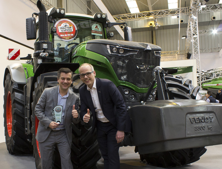 (from right to left) Christian Erkens (Director of Fendt Sales EME) and Jose Ramón González (Director of Fendt Sales Spain) with the award-finalist prize.
