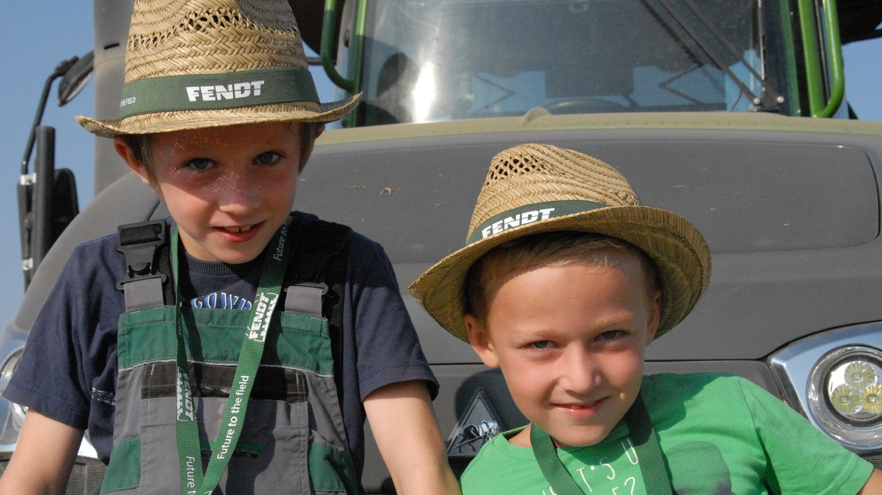 Kids with Fendt straw hats