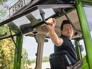 Farmer opens the rear windscreen from the driver's seat