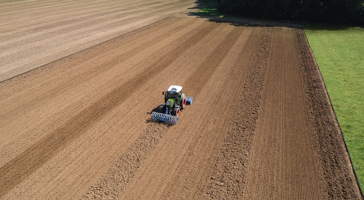 The Fendt 200 Vario with drill combination on a field in a wide-angle view.