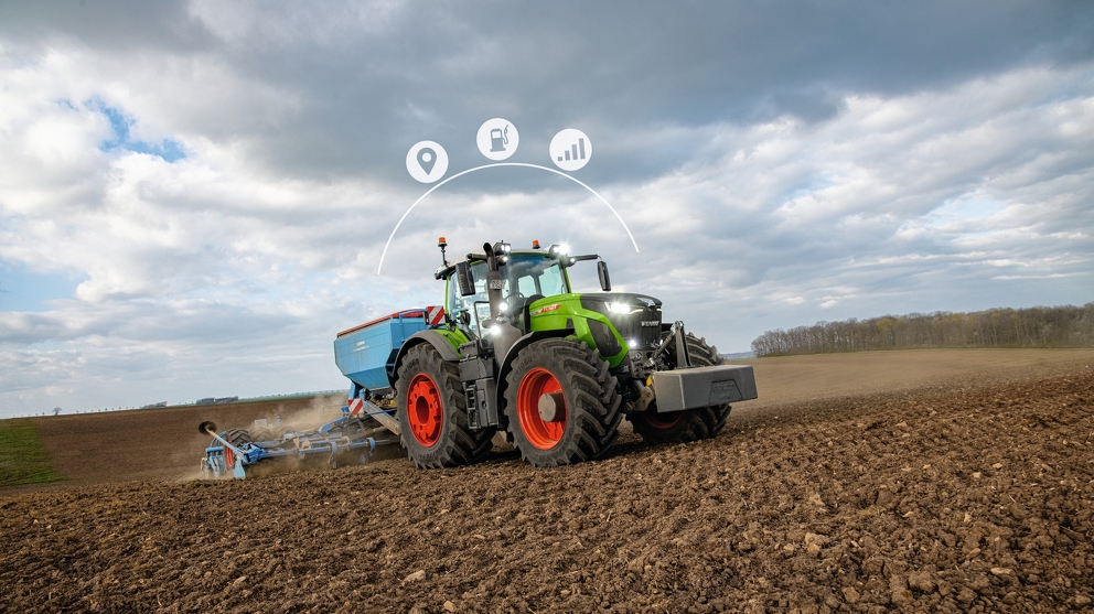 Fendt 900 Vario driving across field with cultivator with three digitally added icons to Fendt Connect