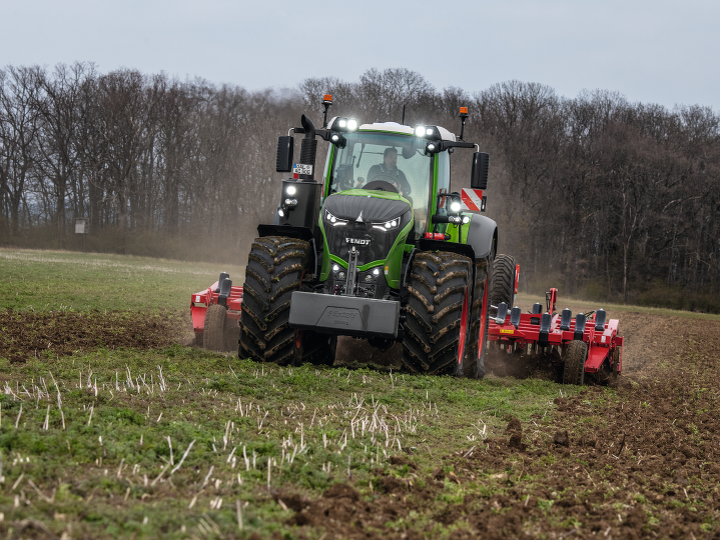 The new Fendt 1000 Vario at work in the field.