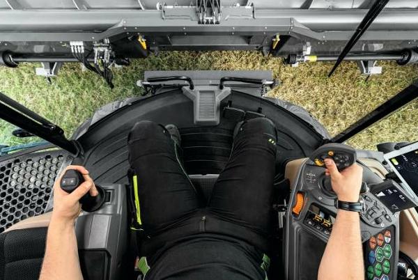 Fendt IDEAL Joystick steering IDEALdrive Fendt IDEAL Joystick steering IDEALdrive close-up