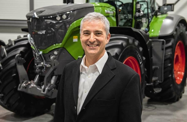 Eric Hansotia (President, Chairman and CEO AGCO Corporation) Eric Hansotia (President, Chairman and CEO AGCO Corporation) in front of a green Fendt tractor