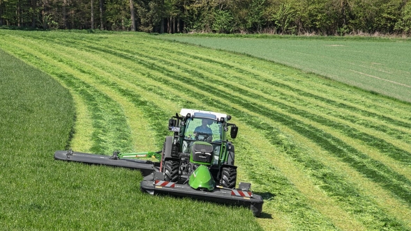 Fendt 200 Vario mowing A Fendt 200 Vario mowing with front and rear attachment in grassland.