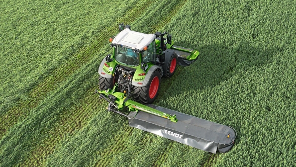Fendt 300 Vario mowing grassland Fendt 300 Vario mowing with the Fendt Slicer 4590 TL.