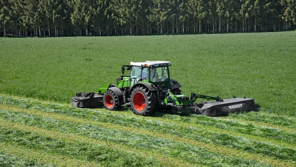 Fendt 200 Vario mowing Fendt 200 Vario with Fendt Slicer with front and rear-mounted during forage harvesting.