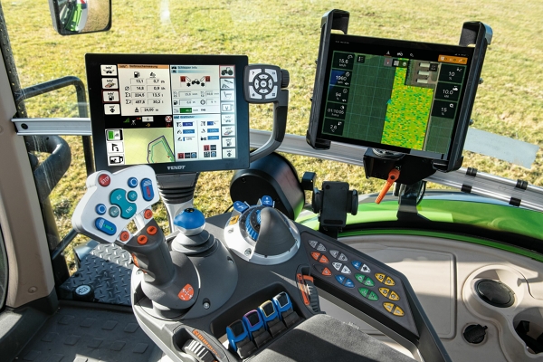 Workstation in the Fendt tractor cab View into the tractor cab with multifunctional armrest, joystick and several screens for using FendtONE