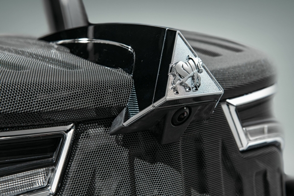Close-up of the bonnet of the Fendt 900 Vario with integrated bonnet camera in the Dieselross emblem, in shades of grey, anthracite and black.