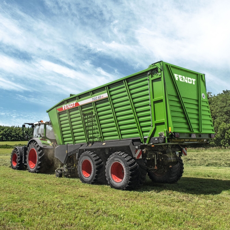 Fendt Tigo forage wagon loading hay
