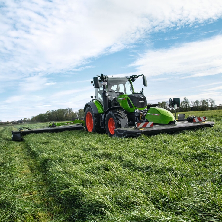 Fendt tractor travelling in the field with a Fendt Slicer front and rear mower