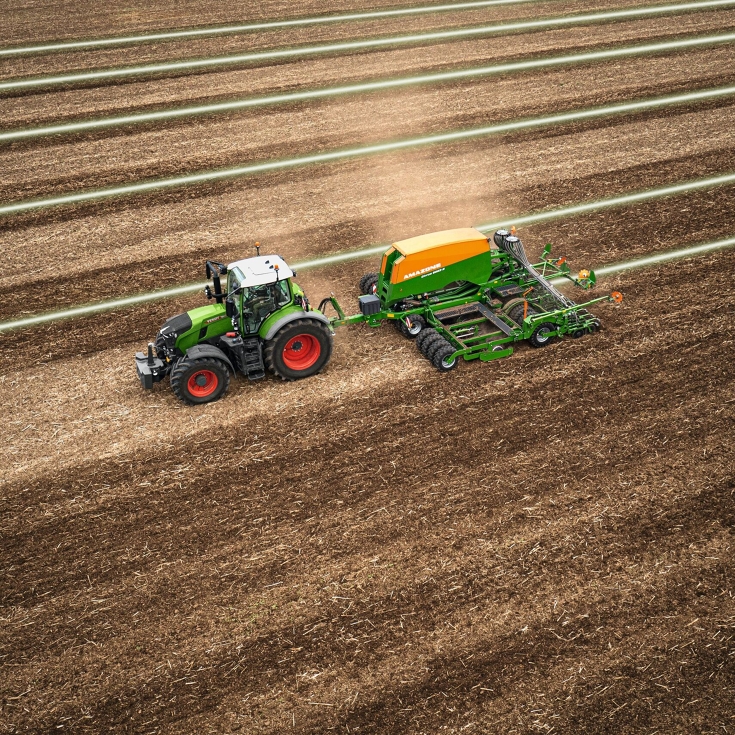 A green Fendt tractor using the Fendt Guide tracking solution for soil cultivation