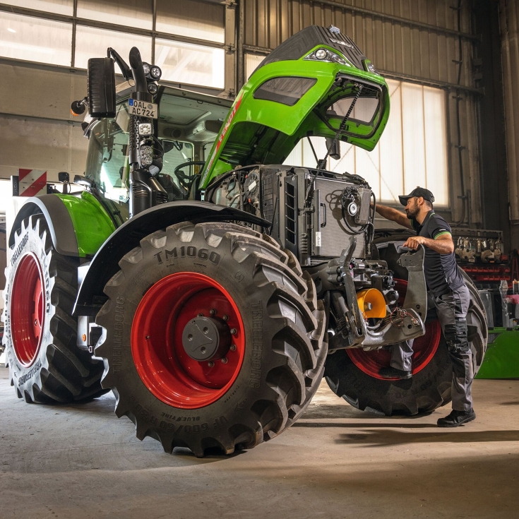 A Fendt service employee checks a Fendt tractor