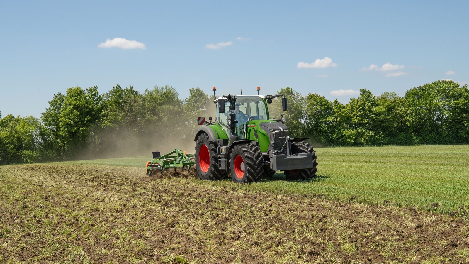 A Fendt 700 Vario Gen7.1 travelling on a field during soil cultivation