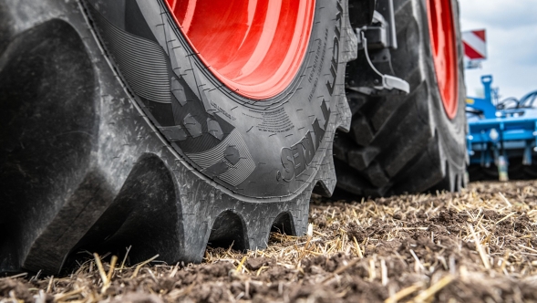 Close-up of the Fendt tyres with red rims in a field