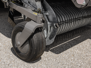 Adjustable trailing wheel on the pickup relieves the machine in curves and protects the grass.