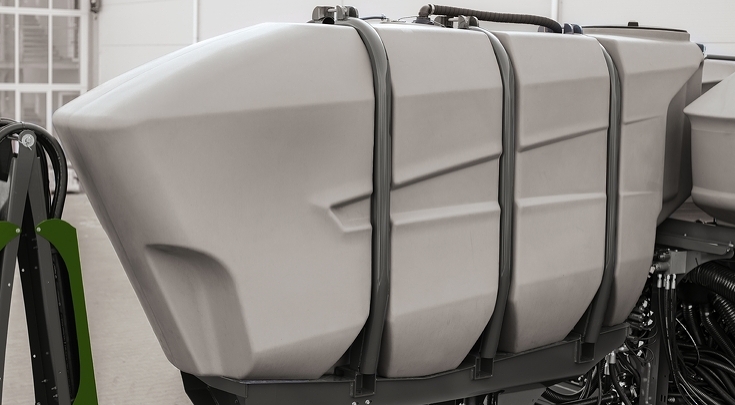 Precise liquid fertilisation with integrated vApply system Large grey liquid fertiliser tank with a capacity of 3785 litres, mounted on an agricultural machine. The tank is secured with metal straps and connected to a pump and control system via hoses and pipes.