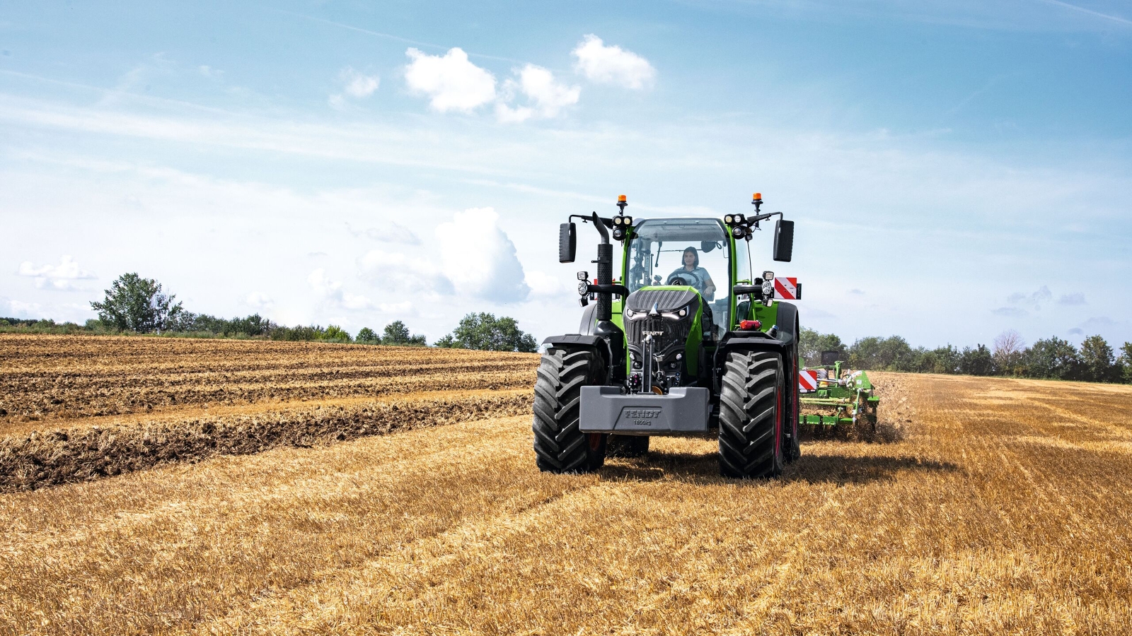 Fendt 700 Vario Gen7 with an implement in the field