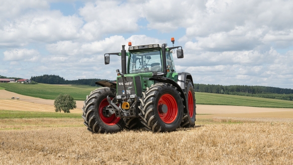 A Fendt Favorit 926 Vario is standing in a field.
