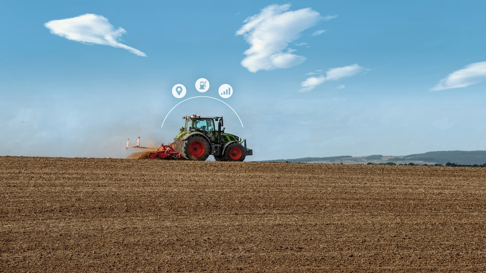 Fendt 500 Vario atravessando o campo com o cultivador com três ícones acrescentados digitalmente ao Fendt Connect