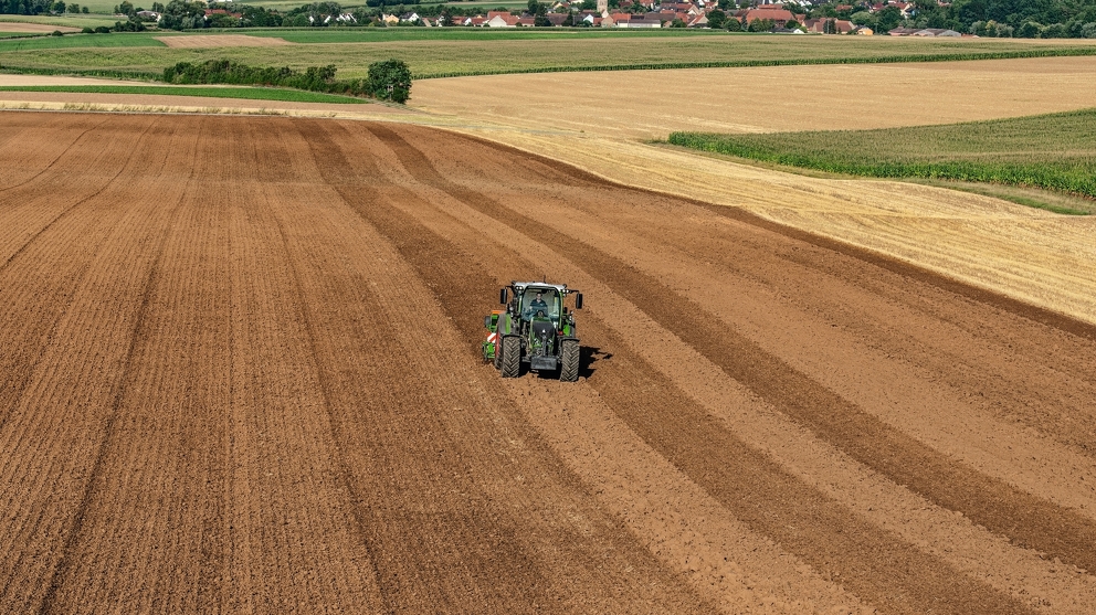 Trator fendt em uso em um campo