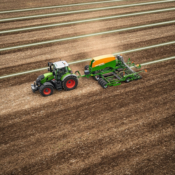 Um trator verde da Fendt cultivando o solo usando a solução de orientação de orientação de faixas Fendt Guide