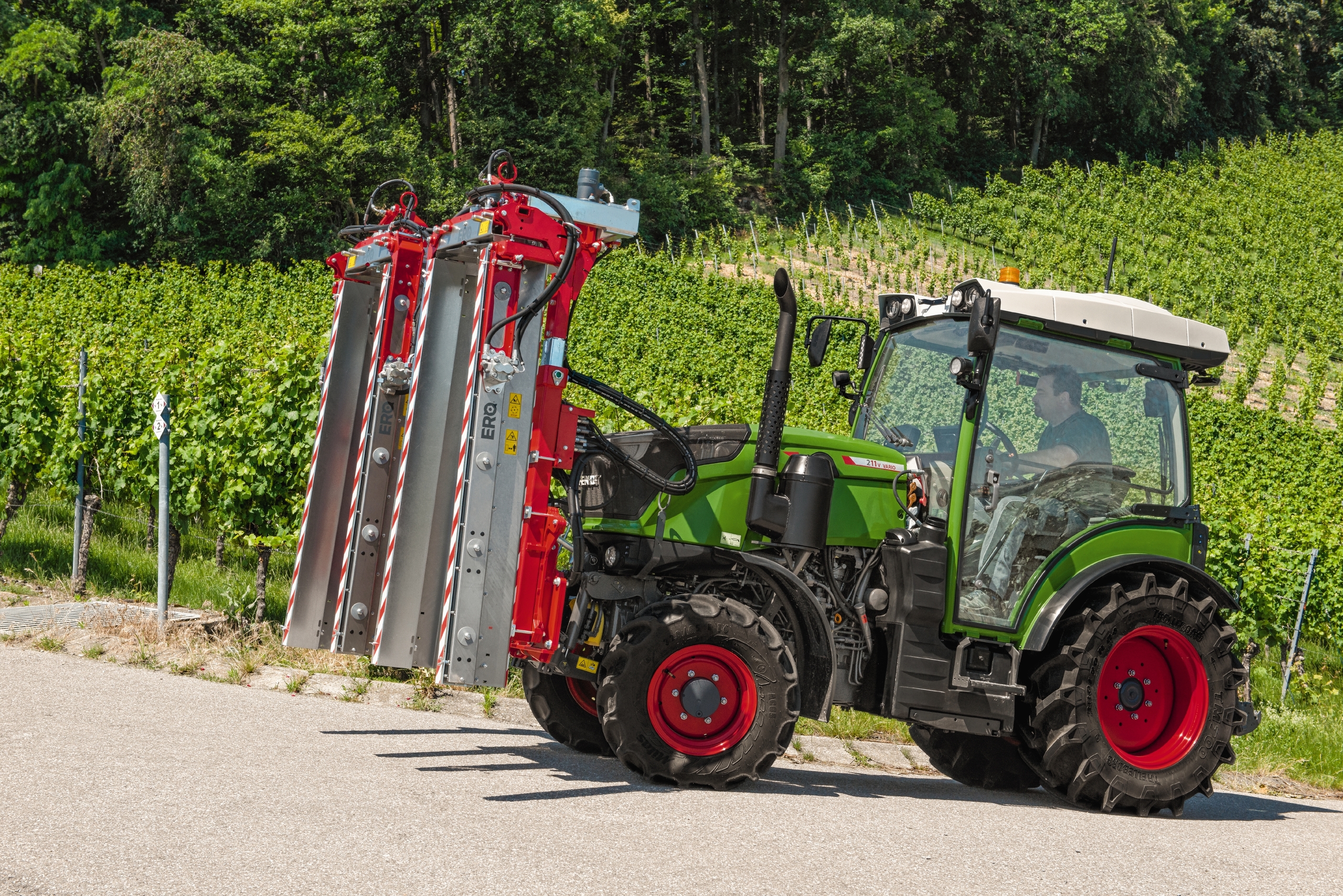 XL-Bild 5: Die neue Kabine der Fendt 200 VFP Vario Spezialtraktoren kann  jetzt ab Werk optional mit einer Schutzklasse-4-Ausstattung geordert  werden. - Traktoren - Magazin für Landtechnik und []