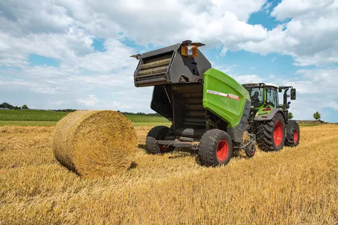 Fendt Rotana 130 F Rundballenpresse mit offener Heckklappe bei Pick-Up von Stroh