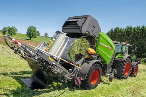 Fendt Rotana 130 F Rundballenpresse bei Pick-Up von Gras und der gleichzeitigen netzbindung eines fertigen Ballen