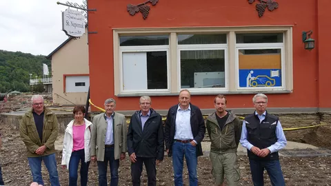 DBV-Präsident Joachim Rukwied (3. v.r.) beim Besuch auf einem betroffenen Weingut
