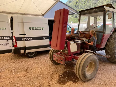 Techniker der RWZ reparieren einen Traktor der bei der Hochwasser Katastrophe beschädigt wurde