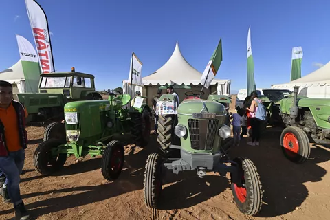 Spanische Besucher mit Fendt Oldtimertraktoren