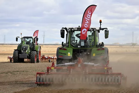 2 Fendt Traktoren fahren mit Anbaugeräten eine Vorführung