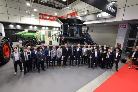 Gruppenfoto vom Fendt Italien Team mit Fendt Geschäftsführung vor einem Fendt IDEAL und einer Rundballenpresse Fendt Rotana