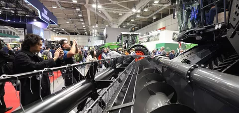 Impressionen von der EIMA International 2024 – Besucher fotografieren Fendt IDEAL Mähdrescher, ein Fendt Traktor mittig im Bild