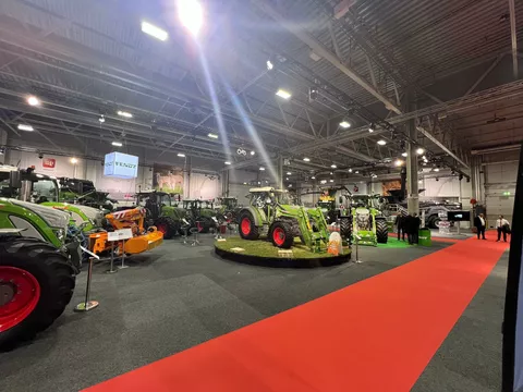 Ein Messestand ohne Menschen mit 7 sichtbaren Fendt Traktoren in einer Halle auf der Messe Agroteknikk 2025 in Norwegen