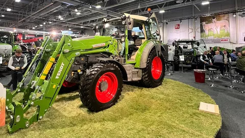 Ein Fendt Traktor steht auf einem Rondell mit abgesenktem Frontlader
