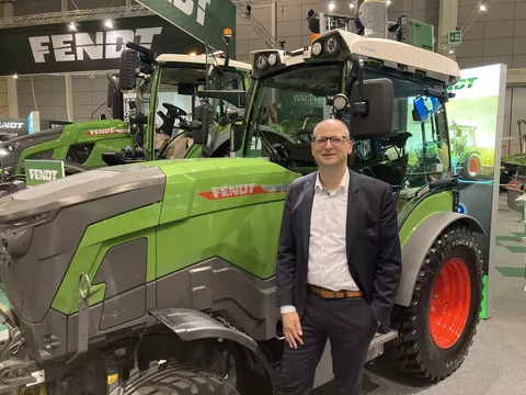 Edward Snieder (Business Manager Fendt Central Europe) vor dem Fendt e100 V Vario
