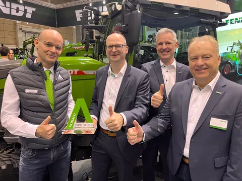 4 Männer: Roman Roth (Geschäftsführer ACA GmbH), Edward Snieder, Georg Herbig und Kurt Wipfler (alle Fendt) mit dem AgrarTec Klimafit 2024 Award für den Fendt e100 Vario auf der Messe in Österreich