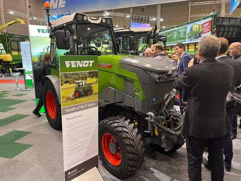 Ein Fendt e107 V Vario auf dem Messestand auf der AgrarTec 2024 in Österreich im Hintergrund und rechts Messebesucher