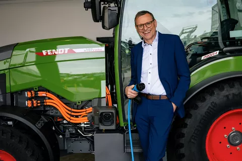 Walter Wagner (Geschäftsführer Forschung und Entwicklung Fendt) vor dem Fendt e107 Vario